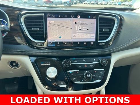 Used 2023 Chrysler Pacifica Limited FWD image 23