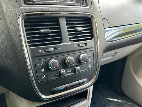 Used 2019 Dodge Grand Caravan SE FWD image 20
