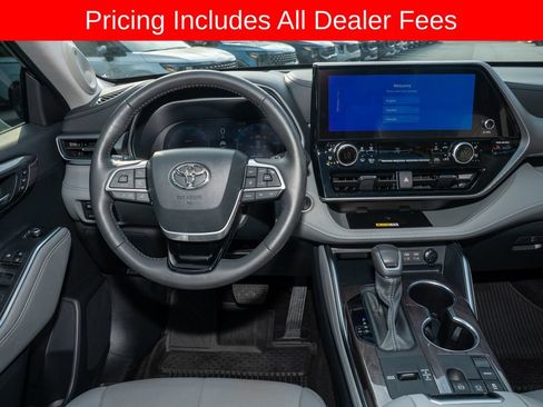 Used 2024 Toyota Highlander Platinum FWD image 7