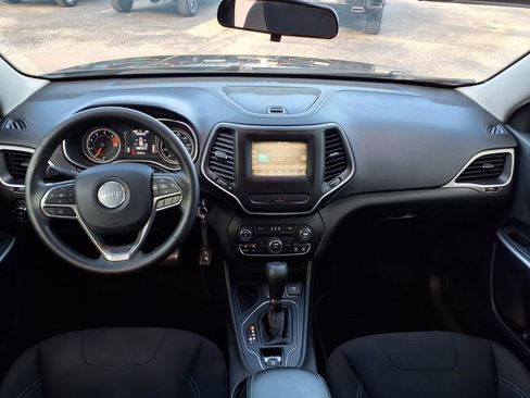 Used 2019 Jeep Cherokee Latitude w/ Popular Appearance Group FWD image 3