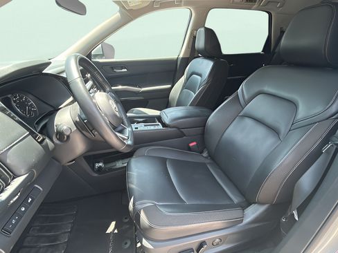 Used 2025 Nissan Pathfinder SL FWD image 15