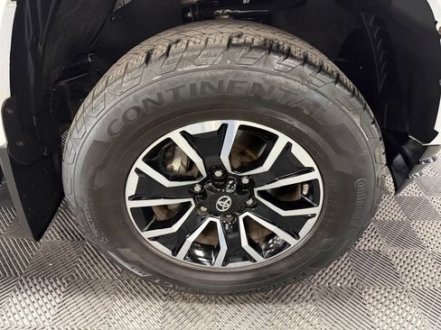 Used 2020 Toyota Tacoma TRD Sport w/ Technology Package AWD/4WD image 18
