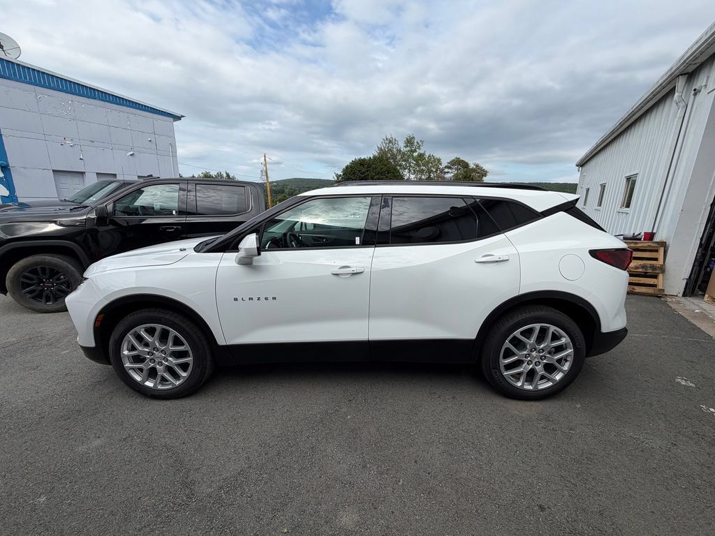 New 2025 Chevrolet Blazer LT w/ Convenience Package AWD/4WD image 2