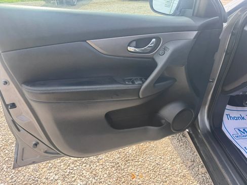 Used 2016 Nissan Rogue SV w/ SV Moonroof Package image 12