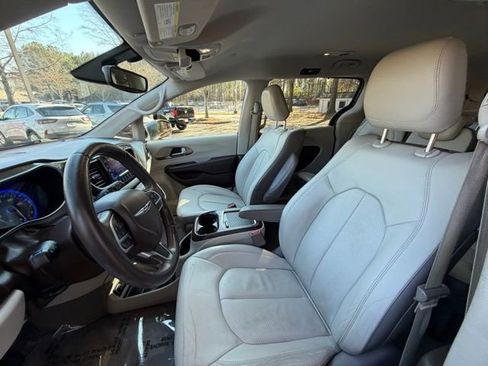 Used 2017 Chrysler Pacifica Touring-L Plus w/ Tire & Wheel Group image 14