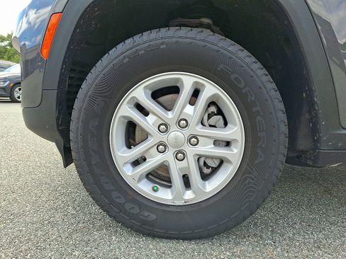 Used 2024 Jeep Grand Cherokee Laredo image 26