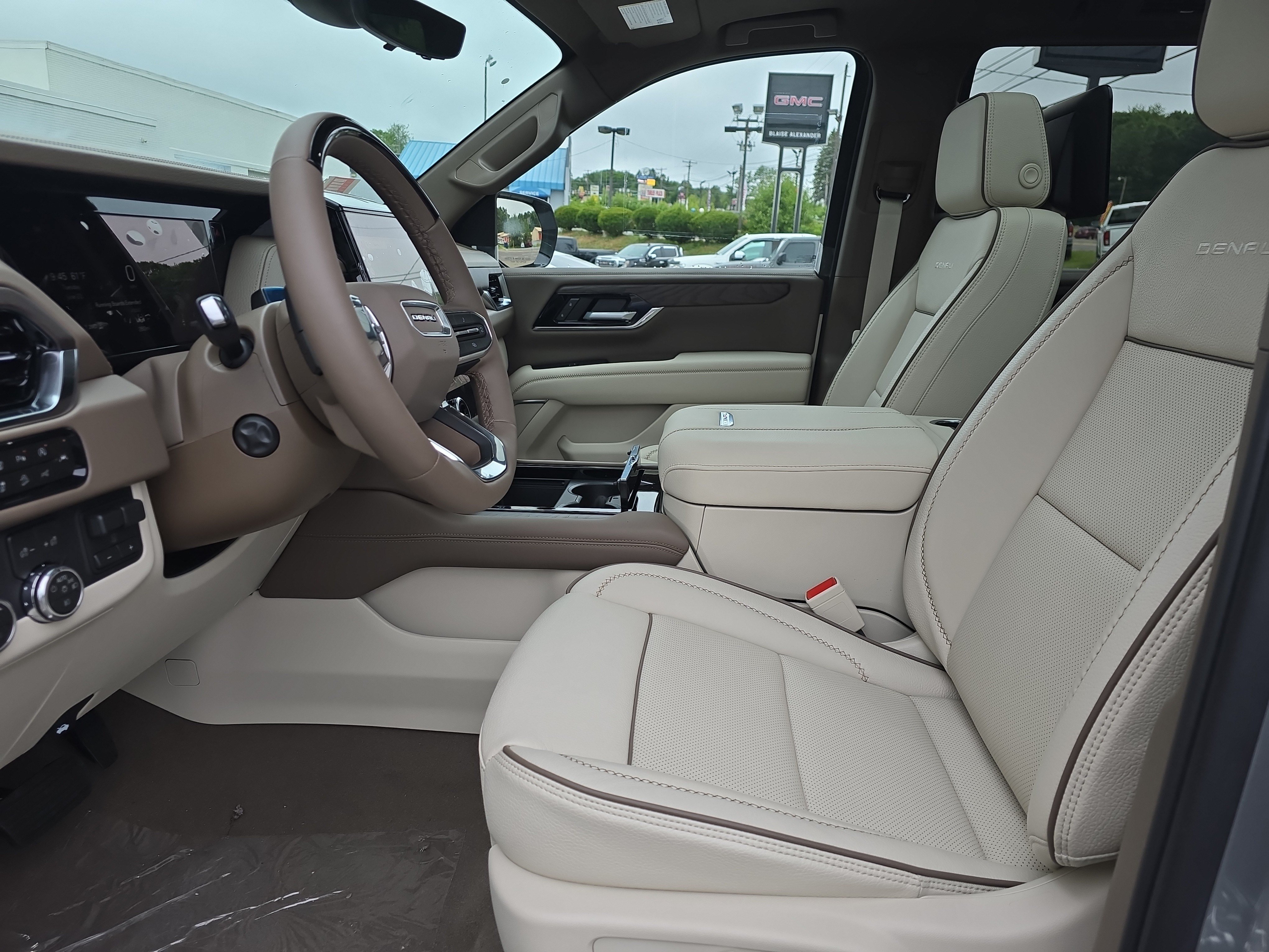 New 2026 GMC Yukon Denali w/ Denali Reserve Package AWD/4WD image 13