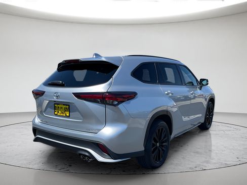 Certified 2025 Toyota Highlander XSE AWD/4WD image 3