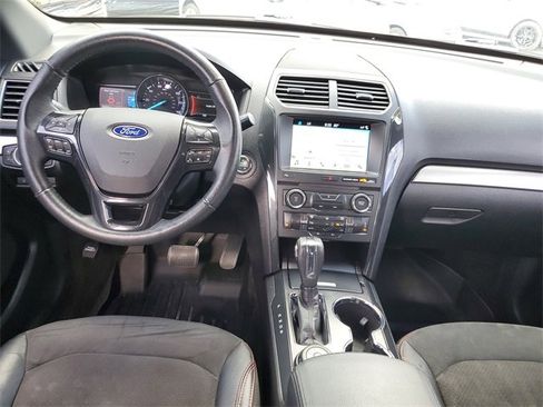Used 2018 Ford Explorer XLT w/ Equipment Group 202A image 9