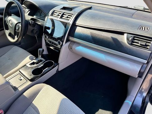 Used 2013 Toyota Camry LE image 32