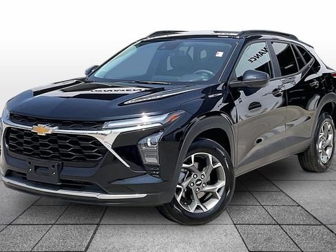 Used 2025 Chevrolet Trax LT FWD image 1