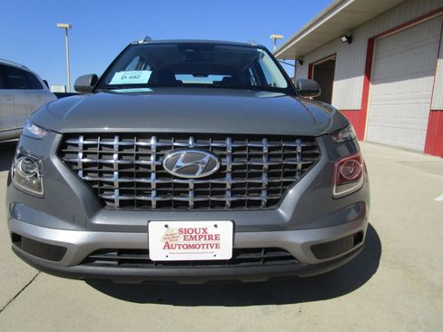 Used 2025 Hyundai Venue SEL FWD image 4