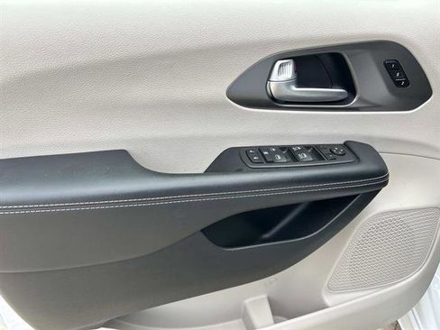 Used 2024 Chrysler Pacifica Touring-L image 20