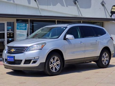 Used 2017 Chevrolet Traverse LT FWD image 3