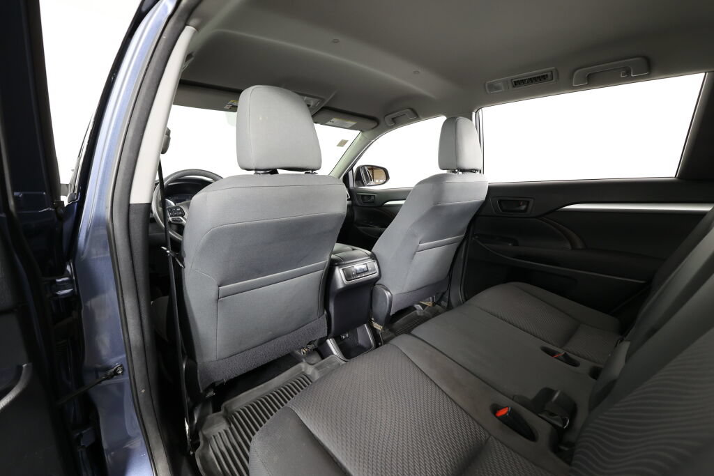 Used 2017 Toyota Highlander LE AWD/4WD image 14