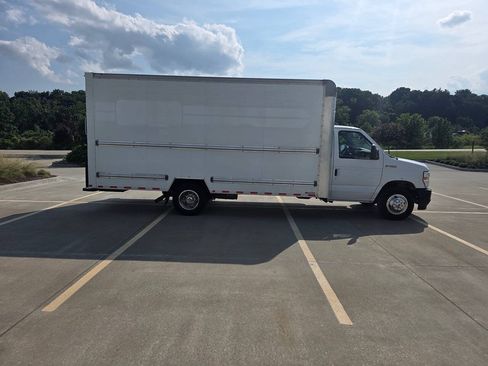 Used 2022 Ford E-350 and Econoline 350 Super Duty RWD image 15