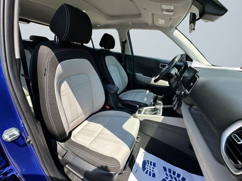 Used 2025 Hyundai Venue SEL FWD image 15