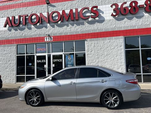 Used 2017 Toyota Camry XSE w/ Moonroof Package FWD image 3