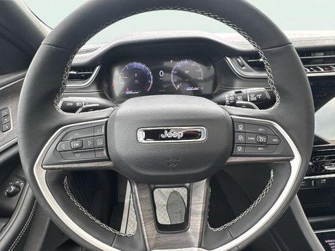 Used 2025 Jeep Grand Cherokee L Limited image 14