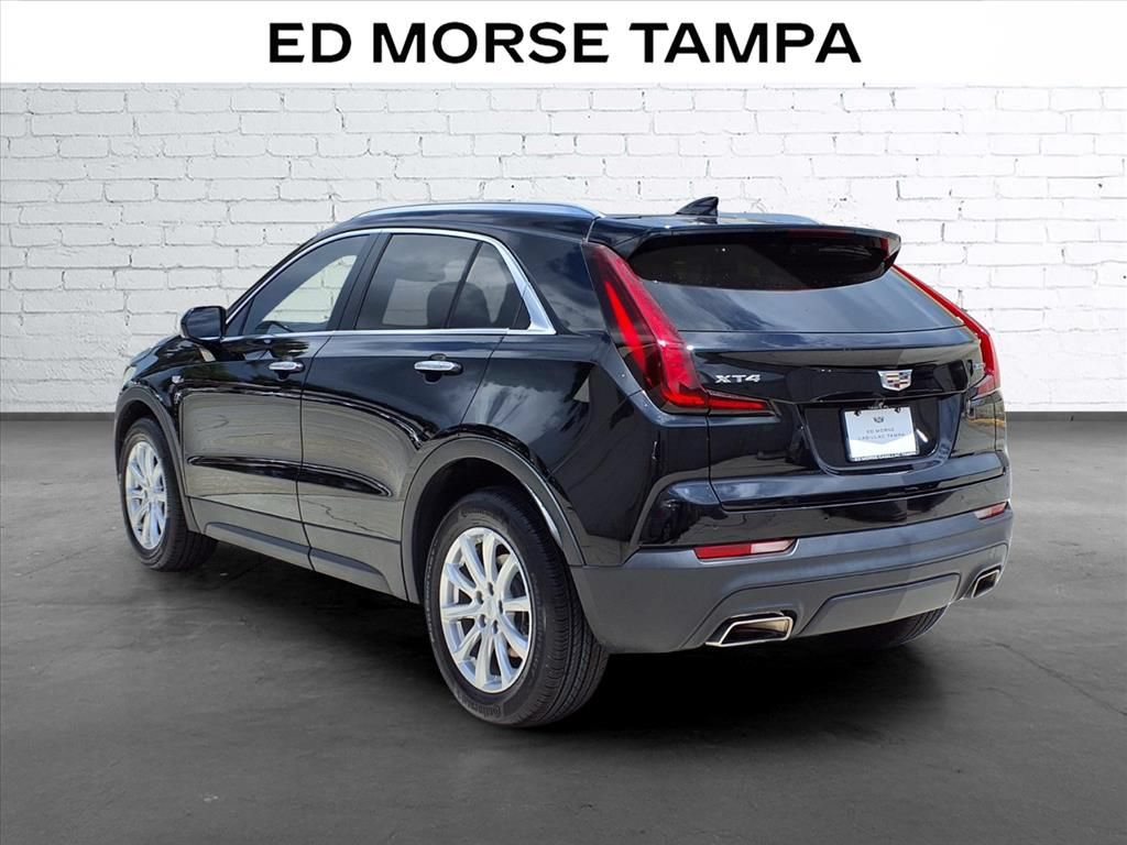 Used 2022 Cadillac XT4 Luxury w/ Cold Weather Package FWD image 3