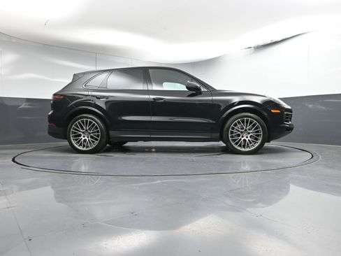 Certified 2022 Porsche Cayenne Platinum Edition image 31