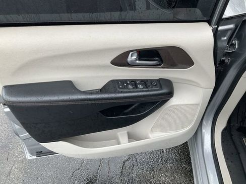 Used 2018 Chrysler Pacifica Touring-L image 25