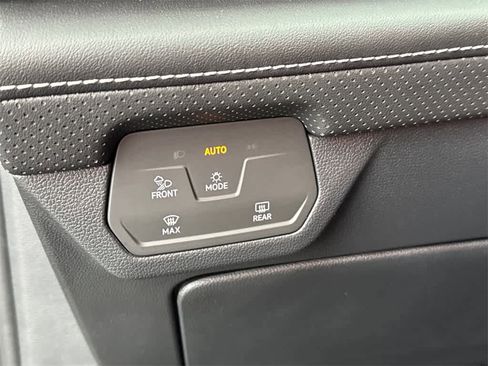 Used 2024 Volkswagen Atlas SE image 34