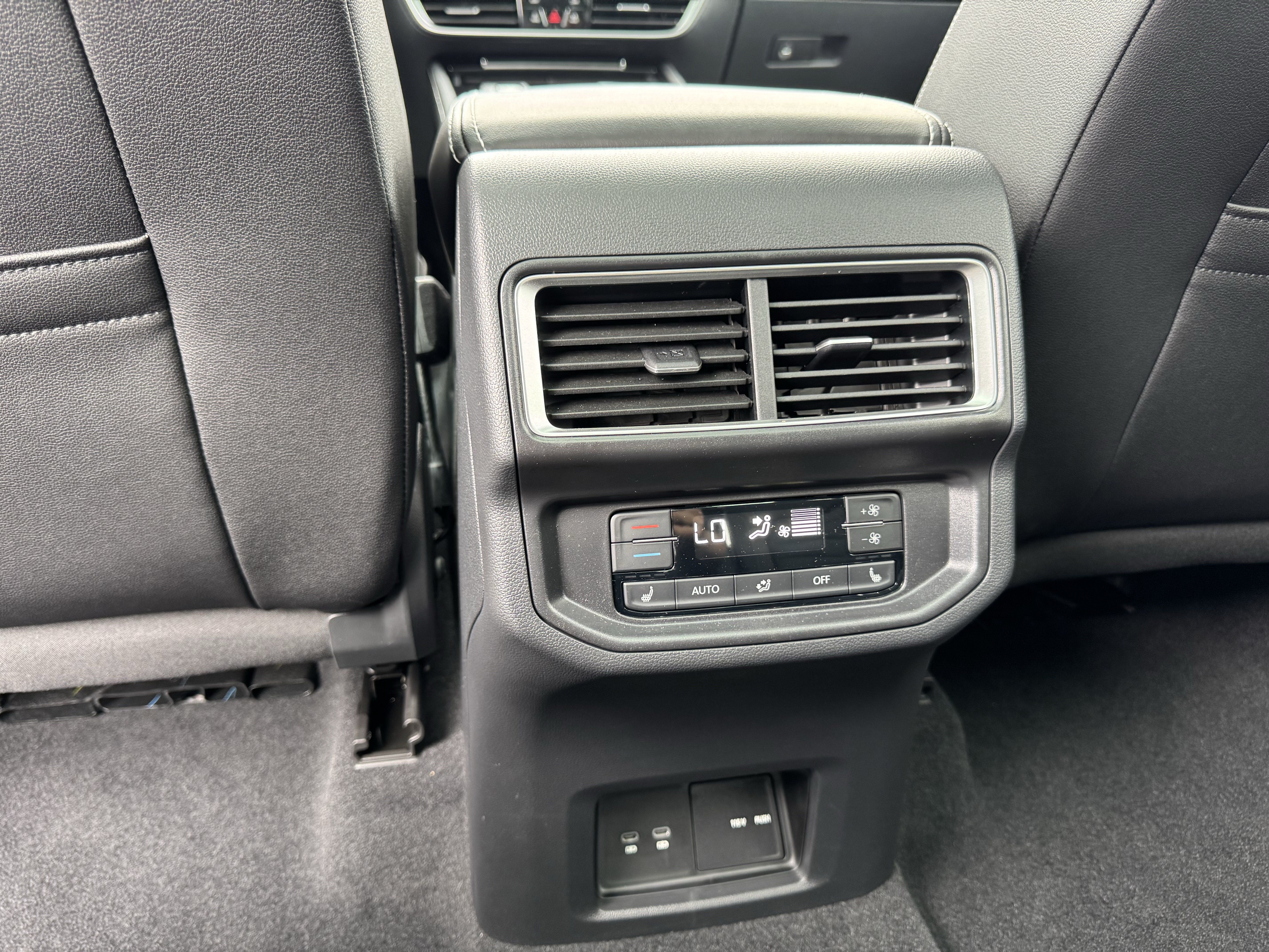 Used 2025 Volkswagen Atlas SEL AWD/4WD image 30