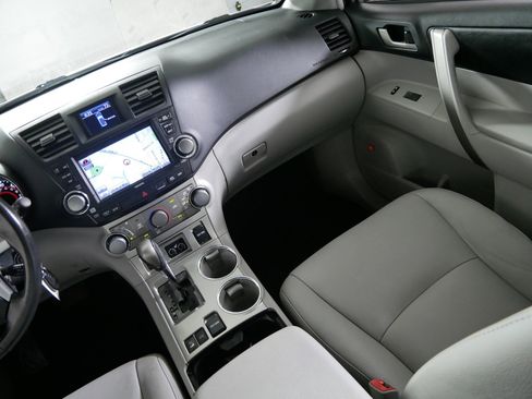 Used 2012 Toyota Highlander SE w/ Tow Pkg AWD/4WD image 11