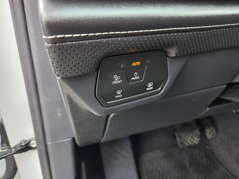 Used 2024 Volkswagen Atlas SE w/ Panoramic Sunroof Package FWD image 17