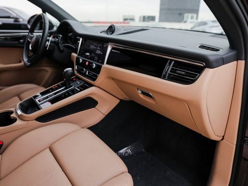 Certified 2025 Porsche Macan image 28