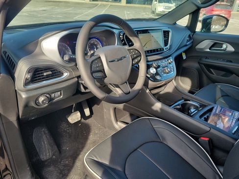 New 2026 Chrysler Pacifica Limited image 22