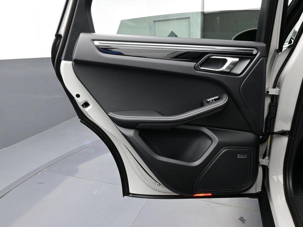 Certified 2026 Porsche Macan AWD/4WD image 13