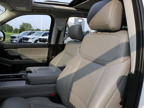 Used 2025 Ford Expedition Active AWD/4WD image 22