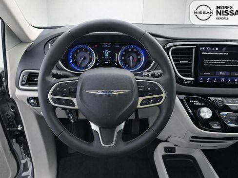Used 2024 Chrysler Pacifica Touring-L FWD image 8