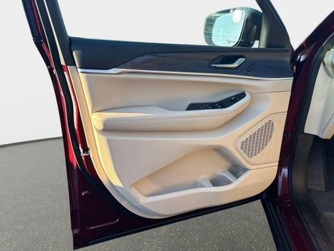 Used 2025 Jeep Grand Cherokee Limited w/ Black Appearance Package image 10