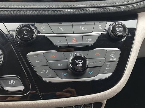 Used 2023 Chrysler Pacifica Touring-L image 20