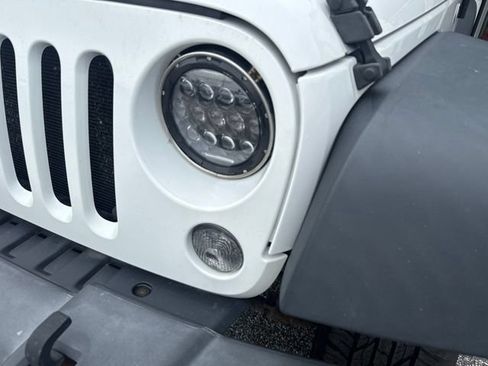 Used 2018 Jeep Wrangler Sport w/ Connectivity Group AWD/4WD image 11