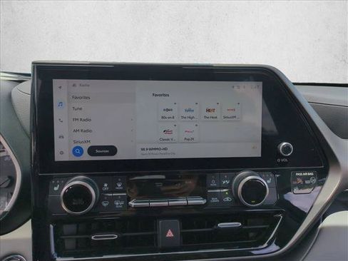 Used 2023 Toyota Highlander XLE FWD image 14