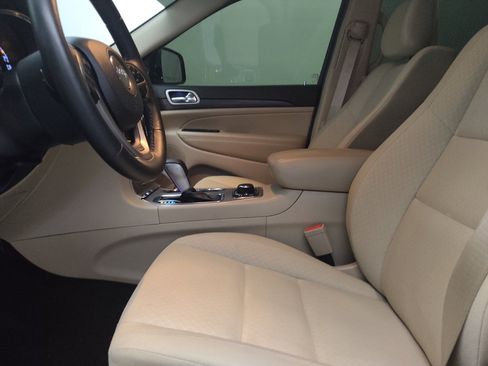 Used 2019 Jeep Grand Cherokee Laredo AWD/4WD image 17