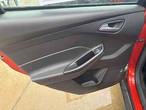 Used 2018 Ford Focus SE w/ SE Appearance Package FWD image 9
