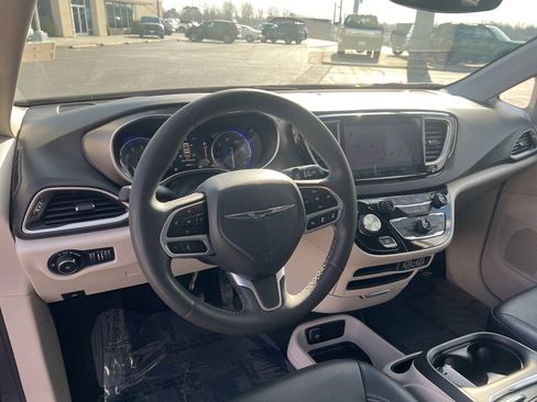 Used 2023 Chrysler Pacifica Touring-L image 25