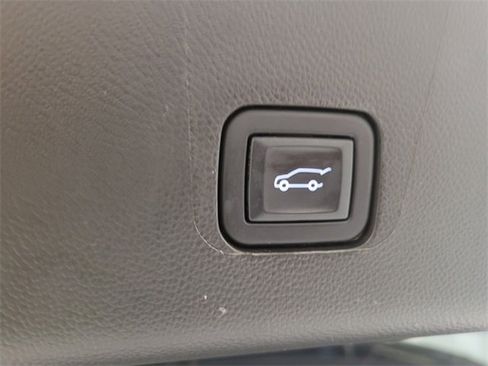 Used 2023 Chevrolet Traverse Premier image 24