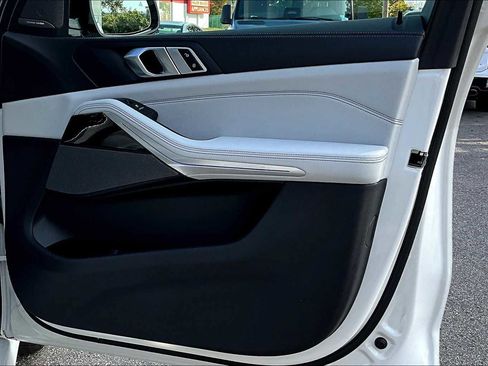 Used 2024 BMW X5 M60i image 21