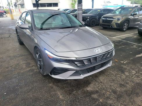 Used 2025 Hyundai Elantra Limited FWD image 2