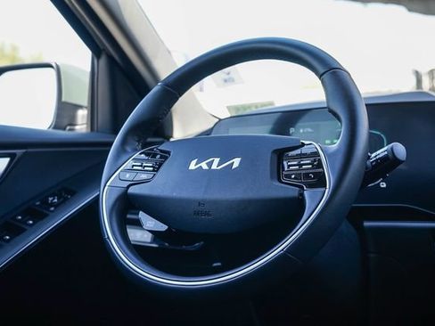 Certified 2025 Kia Niro EX FWD image 17