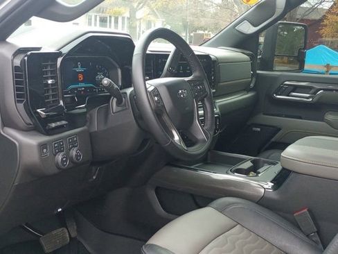 Used 2024 Chevrolet Silverado 2500 ZR2 w/ Technology Package image 12