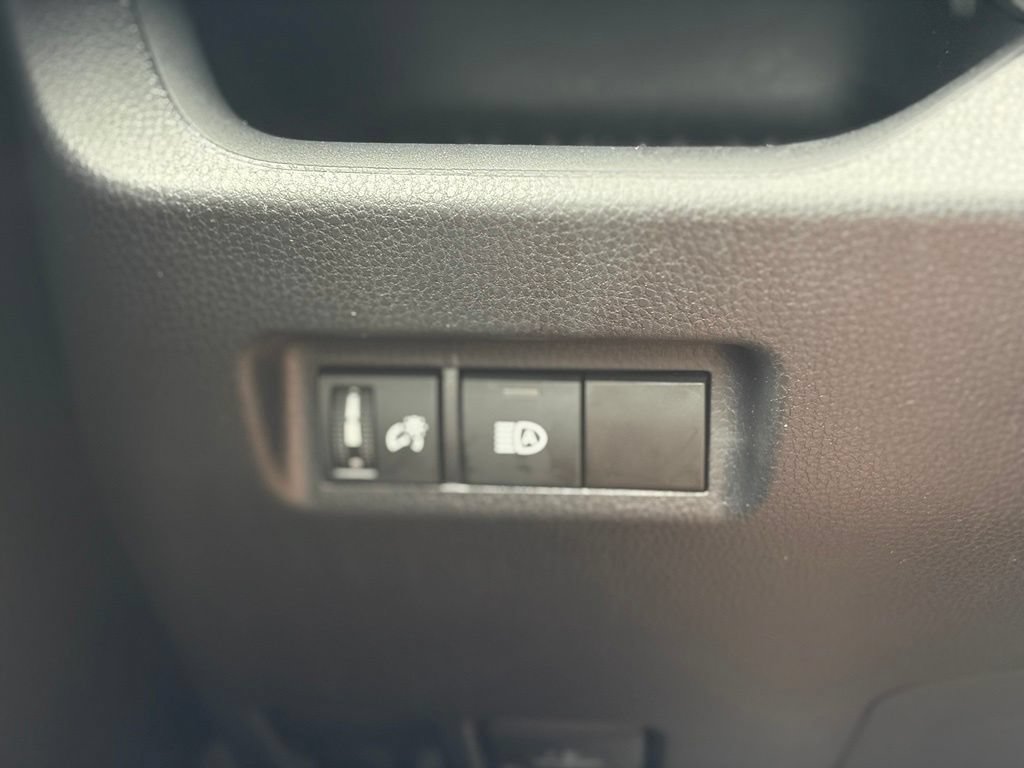 Used 2025 Toyota RAV4 LE AWD/4WD image 30