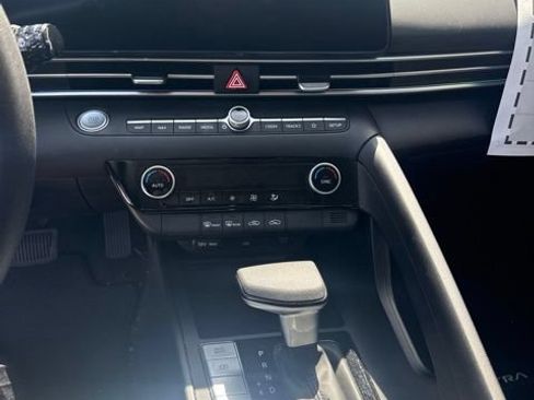 Used 2024 Hyundai Elantra SEL FWD image 8