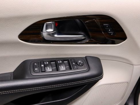 Used 2023 Chrysler Pacifica Limited FWD image 24